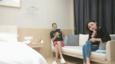 Lee Zai Xunhua, một cô gái ngực khủng và mặc quần jean trong một buổi biểu diễn đêm khuya, đi tất lưới cá, ấn đầu và thọc sâu vào ống kính.