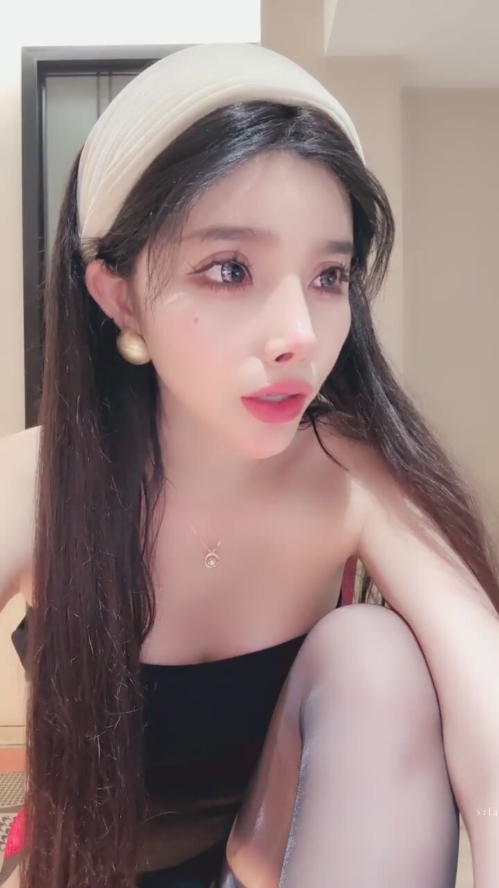 Squirting girl [Ruoxi (Bai Xi)] Devil figure ~ beautiful white tiger ~ black silk see-through footjob ~ burst into squirting ~ various stockings (23)