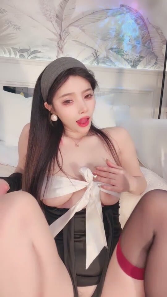 Squirting girl [Ruoxi (Bai Xi)] Devil figure ~ beautiful white tiger ~ black silk see-through footjob ~ burst into squirting ~ various stockings (31)