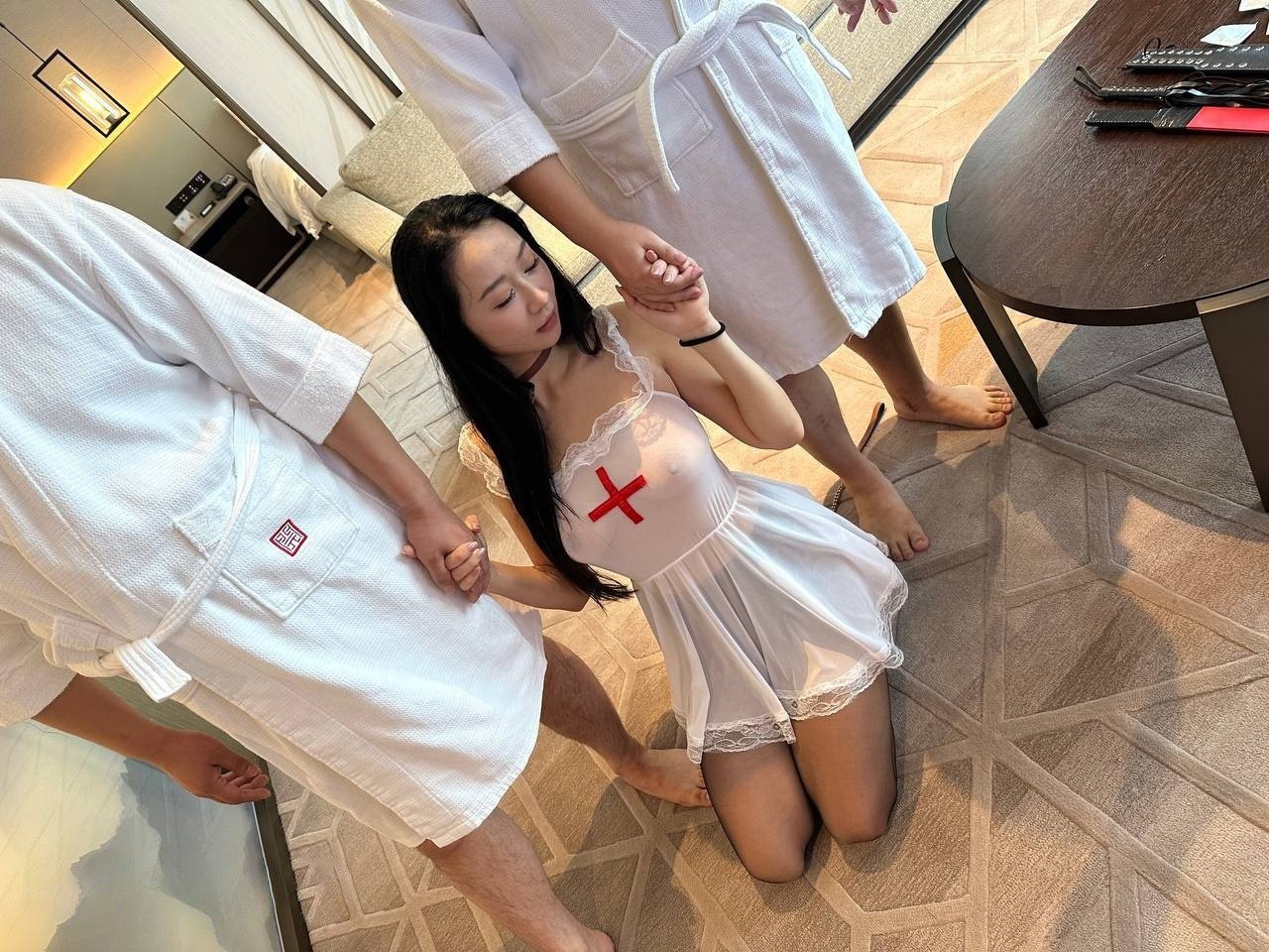 Ang pinakamahusay na stewardess ay natatakpan ng isang malaking tao, sinasanay at nilalaro sa iba't ibang paraan, ang pink butterfly hole ay nakabuka nang malapitan, ang mga props ay mabilis na ipinasok sa ibabang bahagi ng katawan, at siya ay patuloy