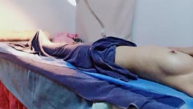 【脫光法師法力無邊】，養生館真實偷拍，白嫩極富彈性美少女，第一幀就能讓人無恥硬，百里挑一極品01