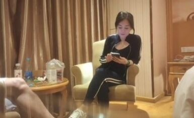 [Fatty Studio], fans are looking forward to the return of the beautiful young woman once again to the door, flirty and charming, just like lovers get together!