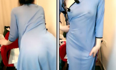 Nakasuot ng translucent na cheongsam ang matikas na babae, at malabong makita ang kanyang mga utong, at patuloy na dinidiin ng kanyang mga daliri ang kanyang pink na butas.