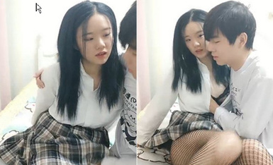 Pasangan muda yang paling cantik bersetubuh di rumah Mereka memakai pakaian seragam pelajar Mereka mengoyakkan stoking hitam dan memasukkannya dengan cepat.