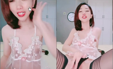 สาวฟันเสือน้อยในชุดกระโปรงลายดอกยั่วยวนชายใส่หมวกเปิดหน้าให้ด้งมีเซ็กส์กับสาวข้างบนพูดจาหยาบคาย
