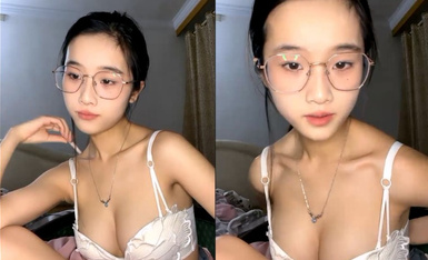 Heavily recommended! Fresh off the boat [super pure and green four-eyed beauty] aunt just left, the first time on camera sex, seems to be only 19 years old Tits are not fully developed, all pink (2)
