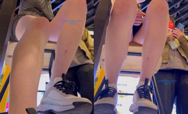 The newest, the best, the lowest] KFC original ultra-beautiful temperament pretty girl winter skirt bare legs accidentally secretly photographed the contrast dirty underwear a pair of cold arrogant owed to fuck the expression Ultra HD 4K original version