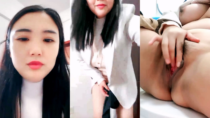高端女白領上著班的刺激，漏出騷奶子揉捏秒脫褲子給狼友看逼差點被發現好刺激，到廁所尿尿自慰揉奶給狼友看