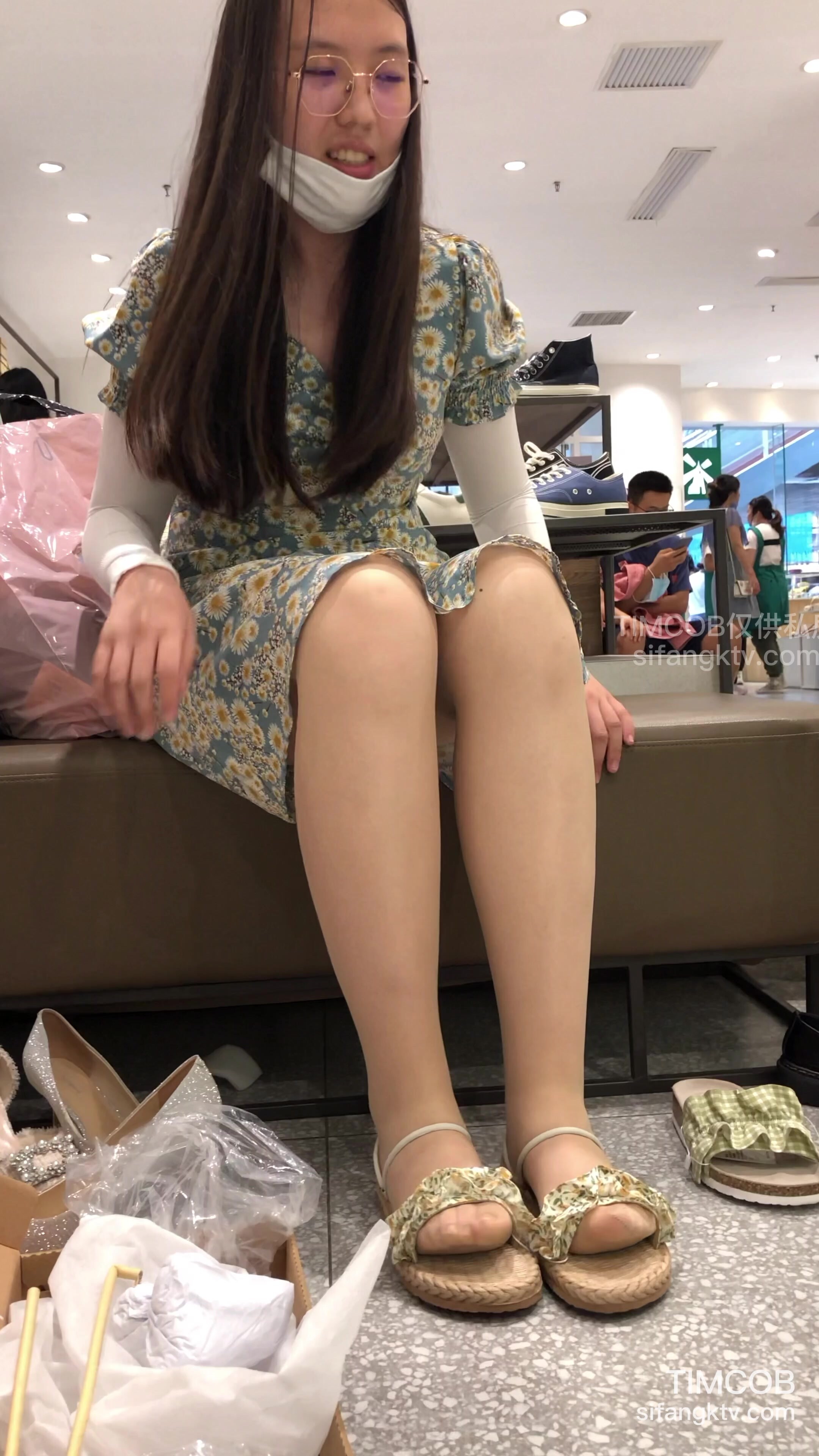 美女聚集地橫掃商場步行街極限抄底各種類型風格小姐姐裙底 (39)