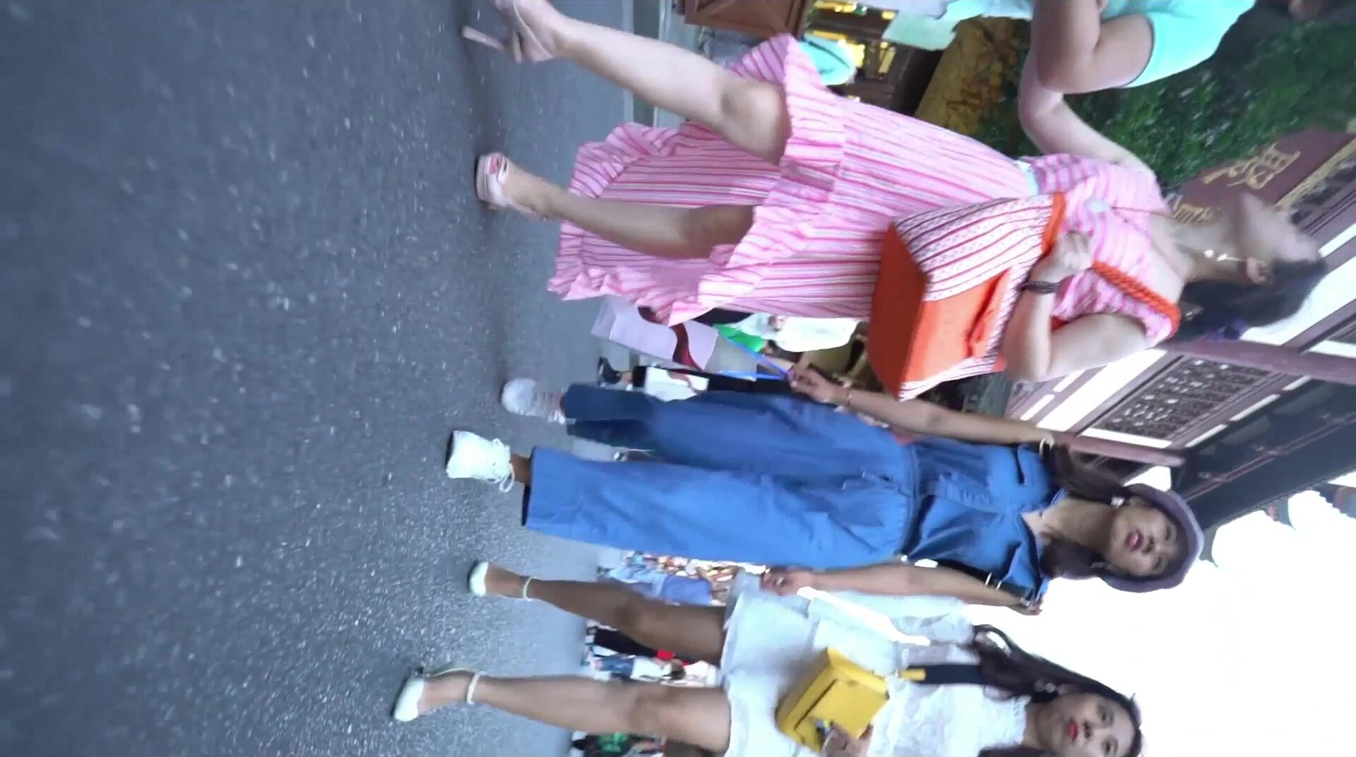 Beauty Gathering Place Sweep the shopping malls and pedestrian streets to take a look underneath the skirts of ladies of all types and styles (41)