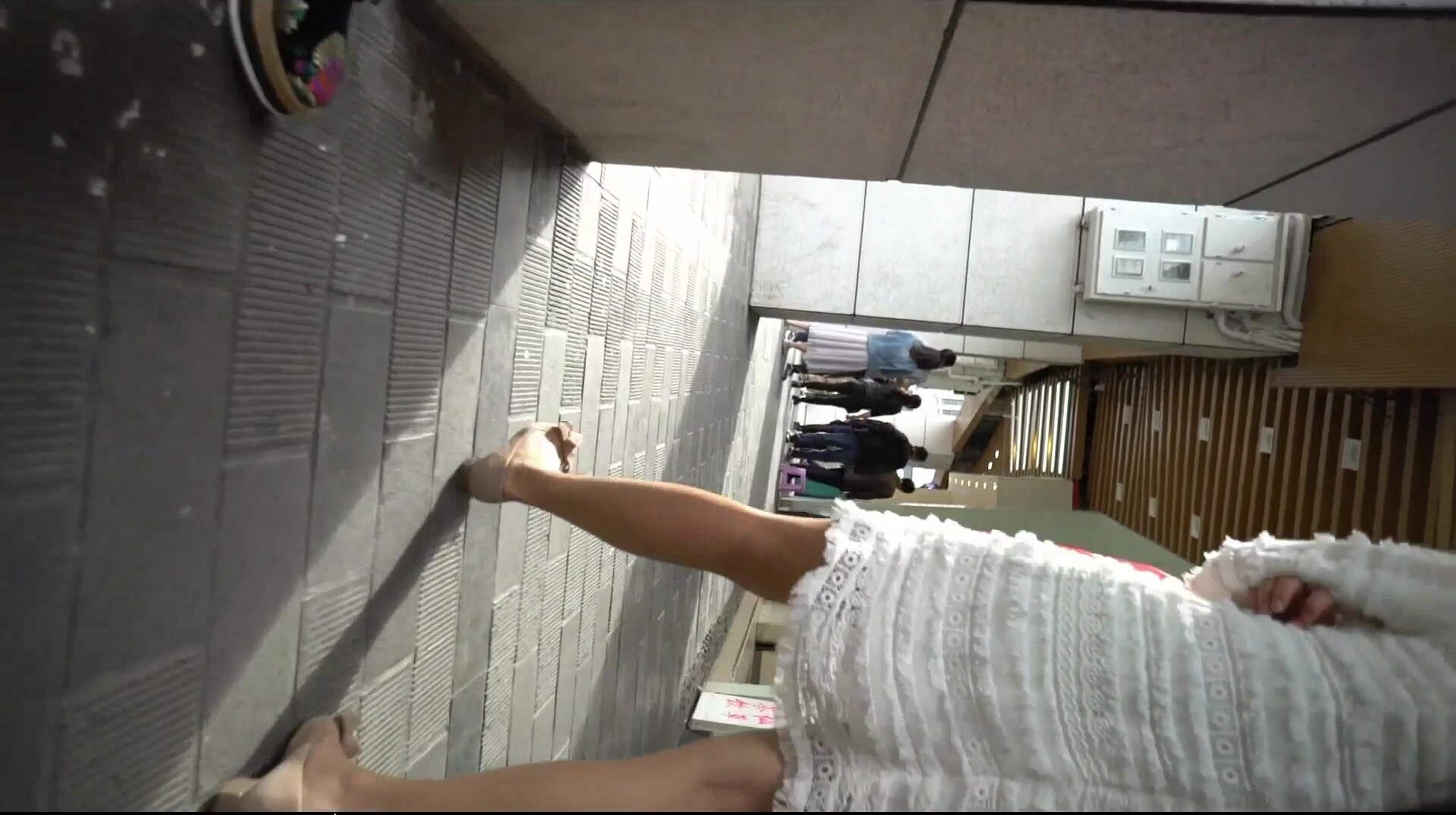 美女聚集地橫掃商場步行街極限抄底各種類型風格小姐姐裙底 (57)