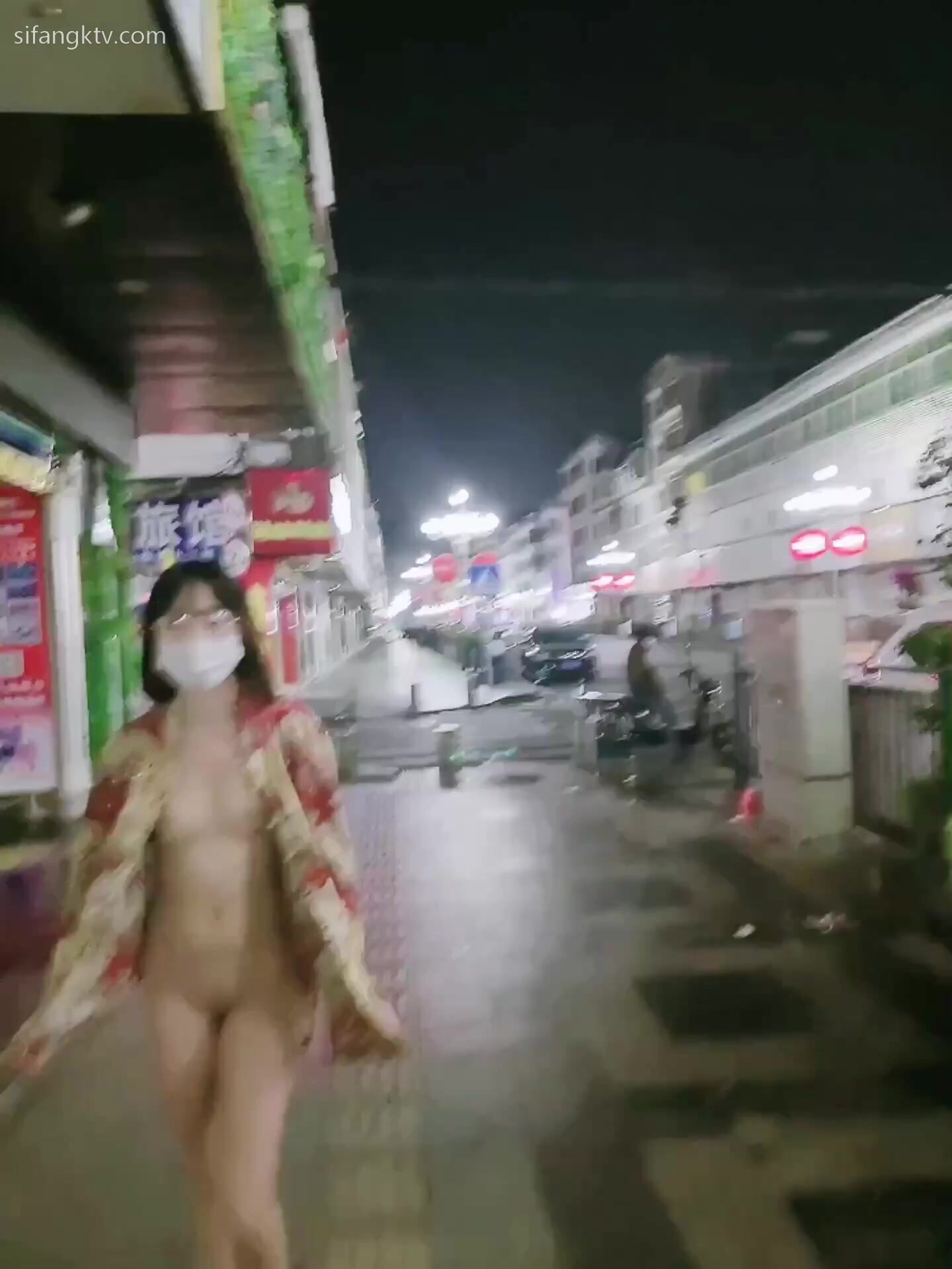 頂級露出藝術家『娜娜』最新瘋狂露出 無內大膽遊走在街頭 如入無人之境 各種在人前露出 真的吊 (9)