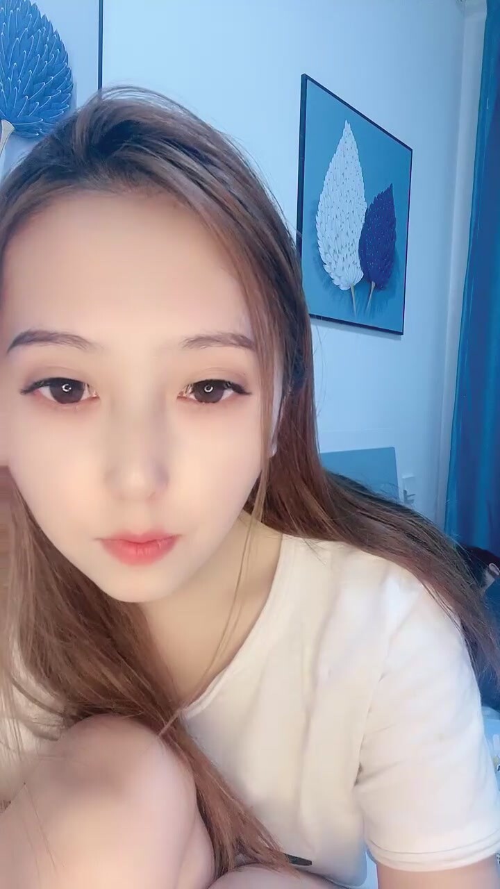 新人顏值美御姐！解開內衣揉奶子！炮友舔騷逼，翹起肥臀假屌磨蹭，騎乘位插入低低呻吟