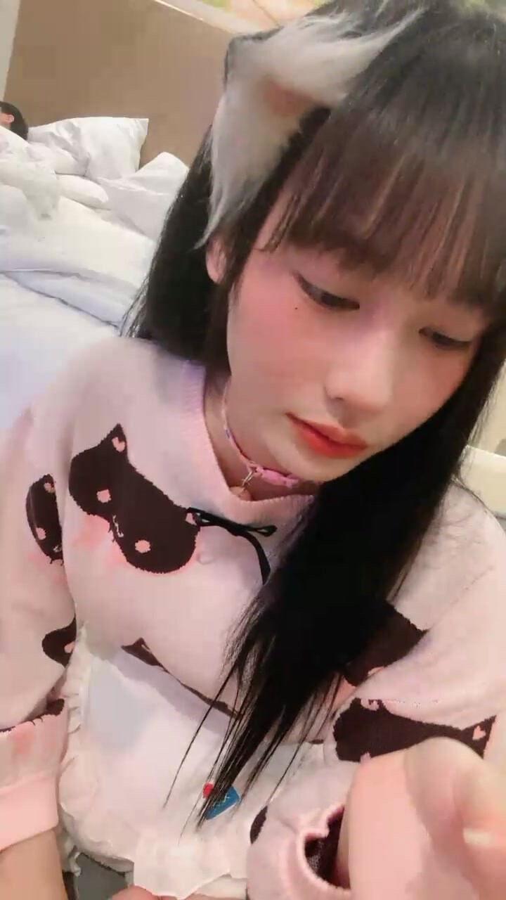 清純系天花板！極品美少女！情趣耳朵超甜美，炮友掏出屌足交，脫下睡褲掰穴，第一視角操無毛小穴
