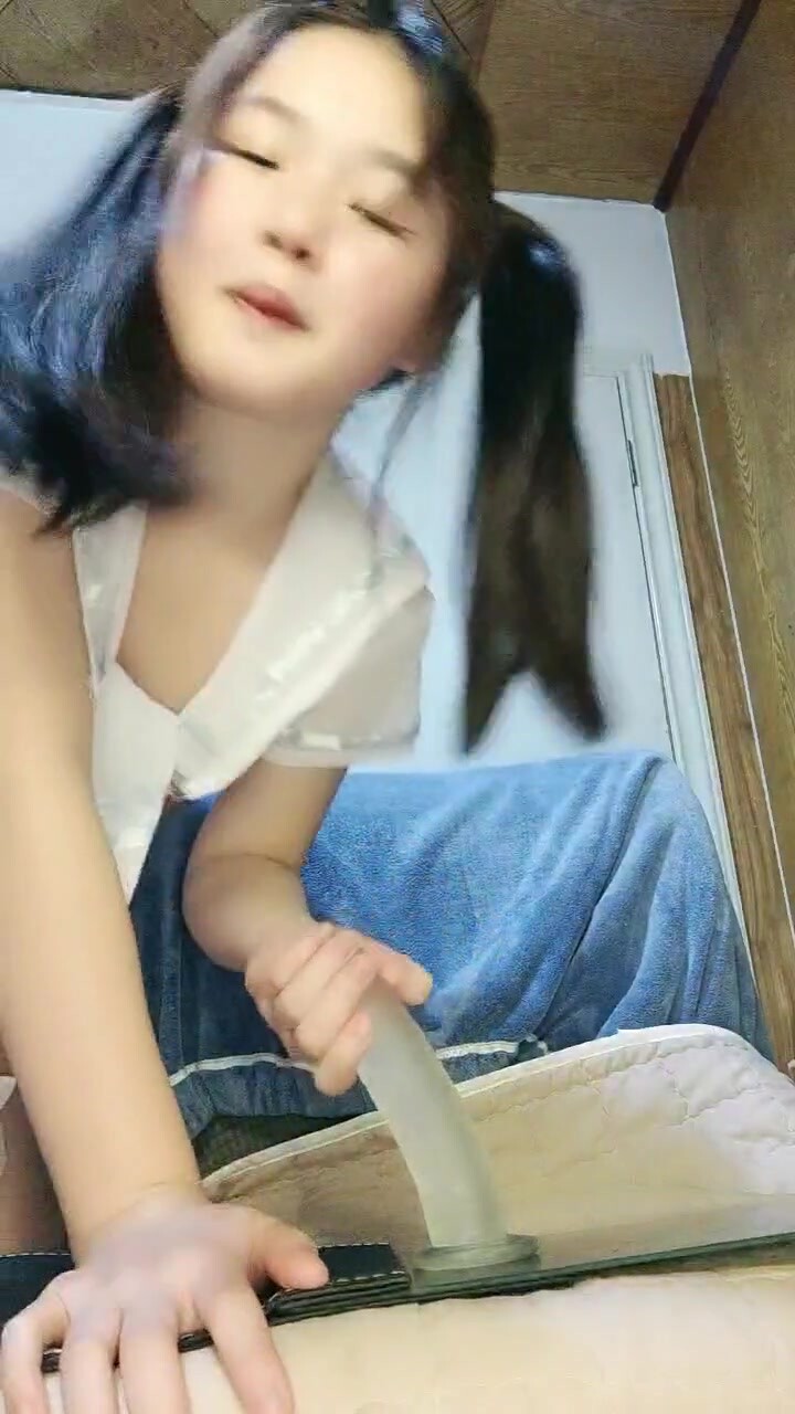 Eighteen-year-old young girl full face passion show live, white silk erotic seductive tits, and wolf friends interactive tease wonderful constantly, props play forced inserted keying hole squirting water
