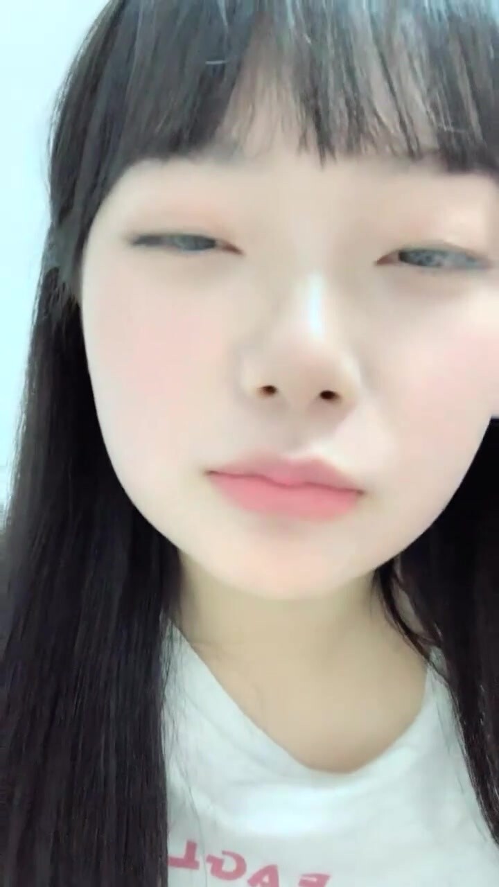 頂級顏值美少女【幼齒】收費房，外表清純甜美，大尺度自慰，假屌跳蛋輪番上，穿上女僕裝白絲襪