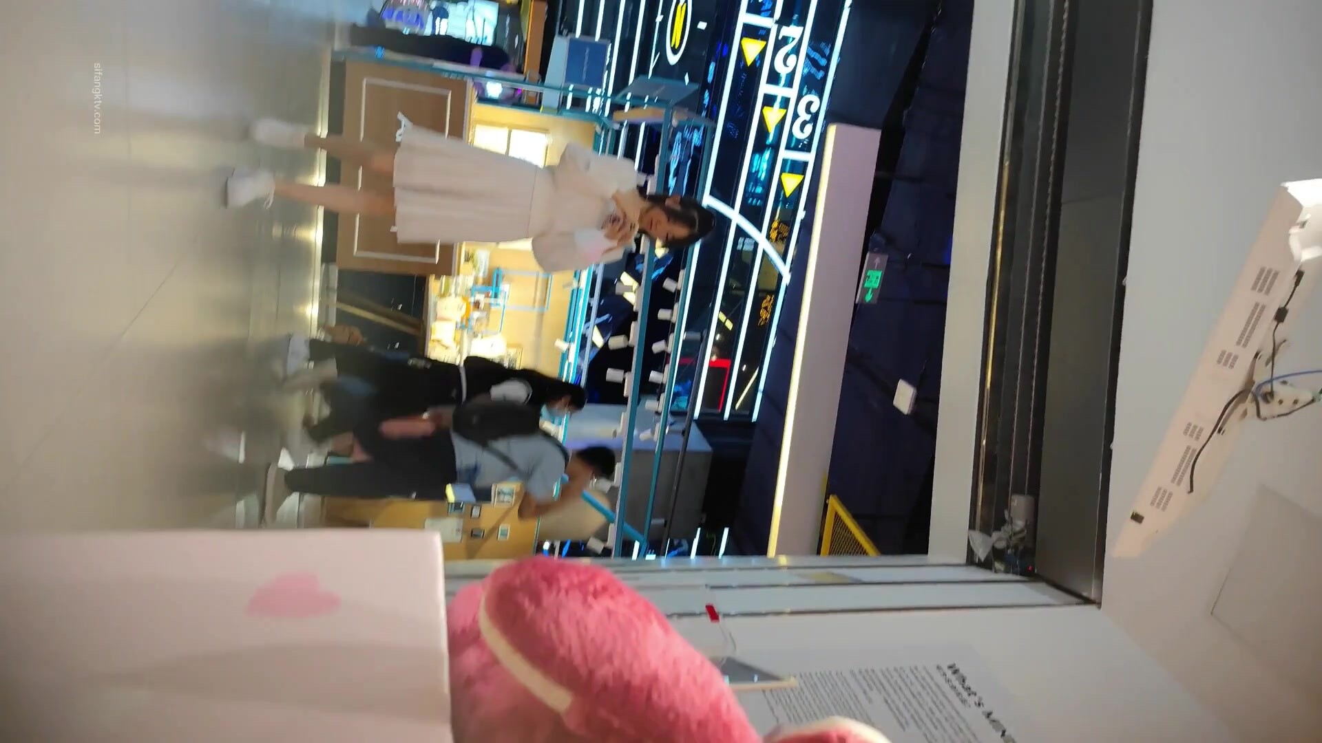偷拍大師商場尾隨偷拍 美女裙底風光清純女學生白色連衣裙，性感粉絲內褲
