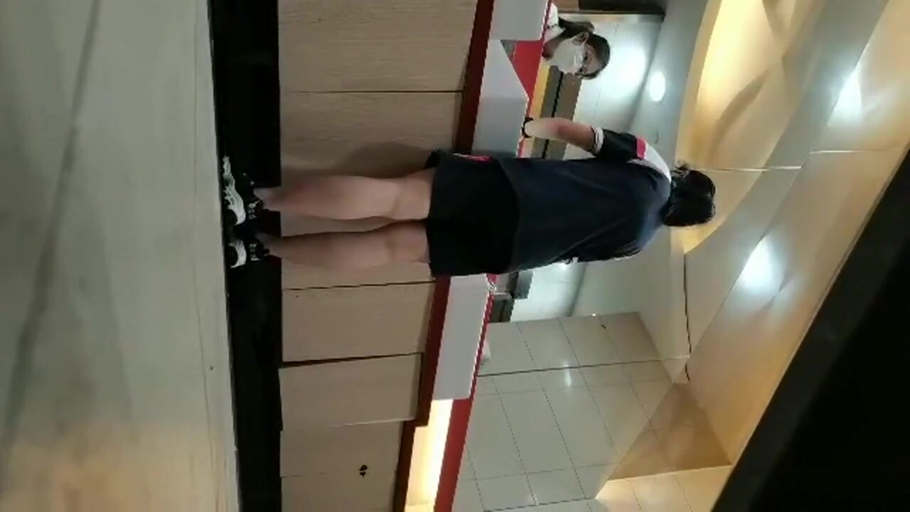 潛伏女廁偷拍兩個鮮嫩學生妹的粉逼，其中一個妹子有所懷疑
