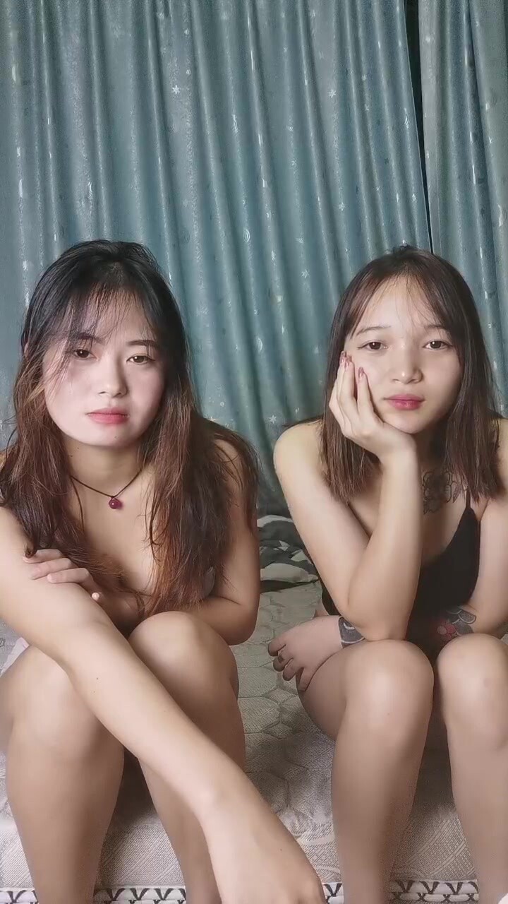 廣東女團，三個蘿莉嫩妹伺候一個小哥哥，全程露臉激情4P洗澡誘惑讓小哥調教，揉奶玩逼親小嘴口交大雞巴爆草