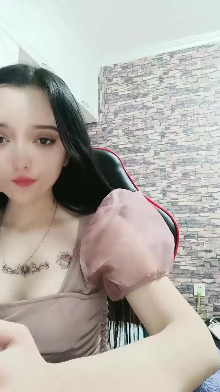 Xinjiang beautiful girl! The first time I saw this was when I was in the middle of the night, and it was the first time I saw it in the middle of the night! By request of the viewers, she slowly strips down and kneads her tits, finger slaps her pussy and 