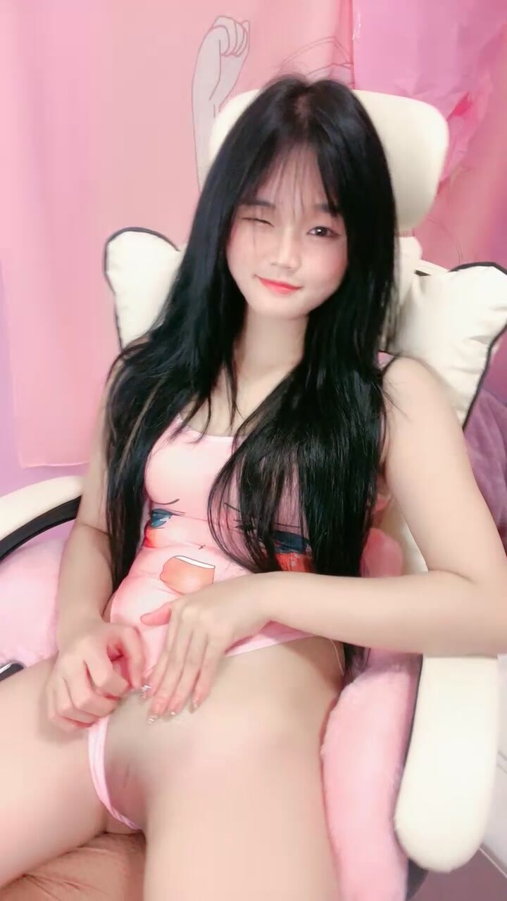 鄰家妹妹！極品尤物美少女！死庫水撥開內褲，一線天無毛小嫩穴，拿出假屌抽插，嬌喘呻吟大聲