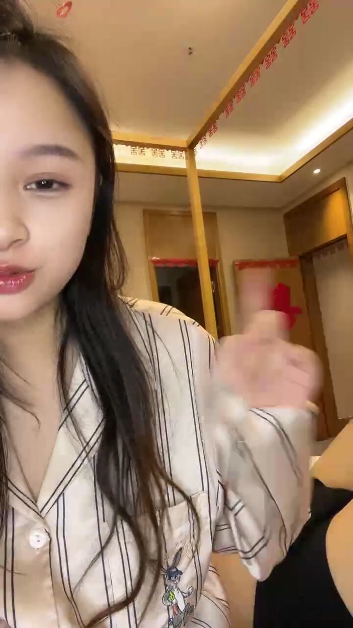巨乳新人甜美小姐姐！解開襯衣揉捏豪乳！跪著舔弄大屌，第一視角後入肥臀，騎乘姿勢激情爆操
