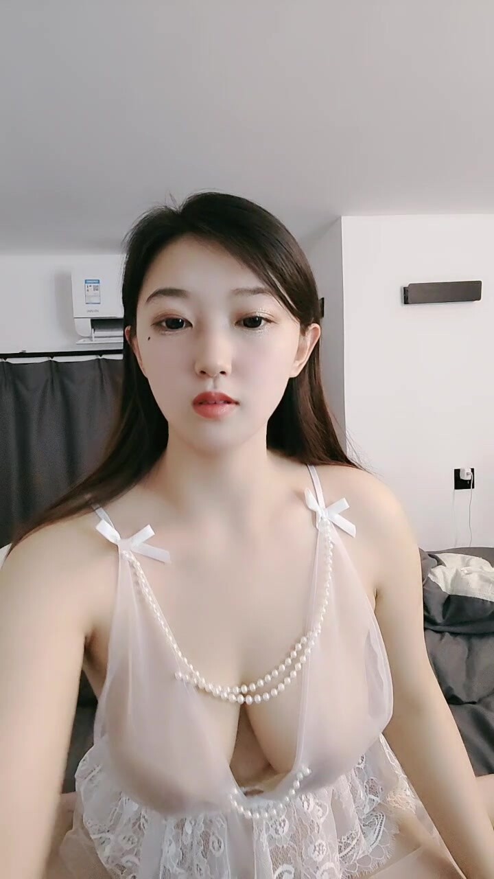 大奶新人，學妹冰冰露臉情趣裝誘惑，聽狼友指揮脫光了誘惑狼友，揉捏風騷大奶子，特寫逼逼道具抽插呻吟可射