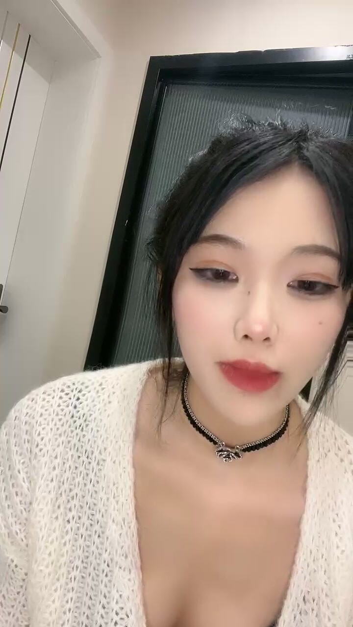 女神尤物露臉來襲，火辣激情艷舞，抖奶電臀性感展示，揉奶玩逼特寫展示，近距離看逼淫水都發亮精彩不要錯過