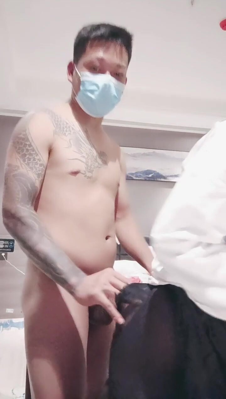 太くて大きなチンポを持つ大きな入れ墨の兄は、いたずらな若い女性に黒いシルクを着用させ、その後、彼女と遊ぶ、大きなチンポとのオーラルセックスは、小さな口に詰め込むことができない、マルチポジション爆発草マンコ淫らな音は、ミルクで遊ぶために戻ってきた