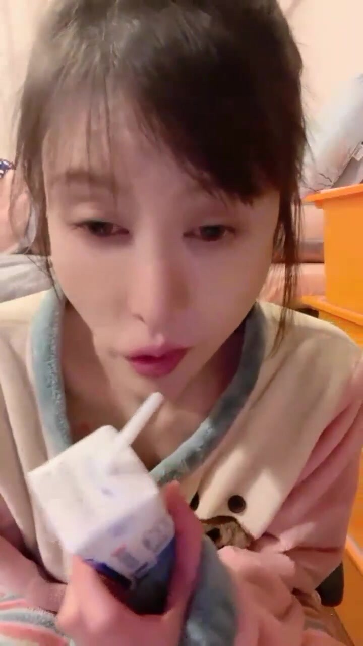 新人下海網紅小姐姐！穿上吊帶裙黑絲襪！跳蛋震動嬌喘嗲嗲，翹起美臀搖擺，緊致騷穴特寫