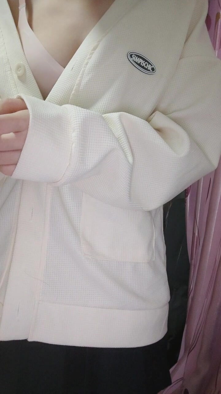 才藝新人美少女！裸體邊彈吉他邊唱！腰細胸大極品美乳，身材超級棒，翹起肥臀一線天美穴，小穴太嫩了
