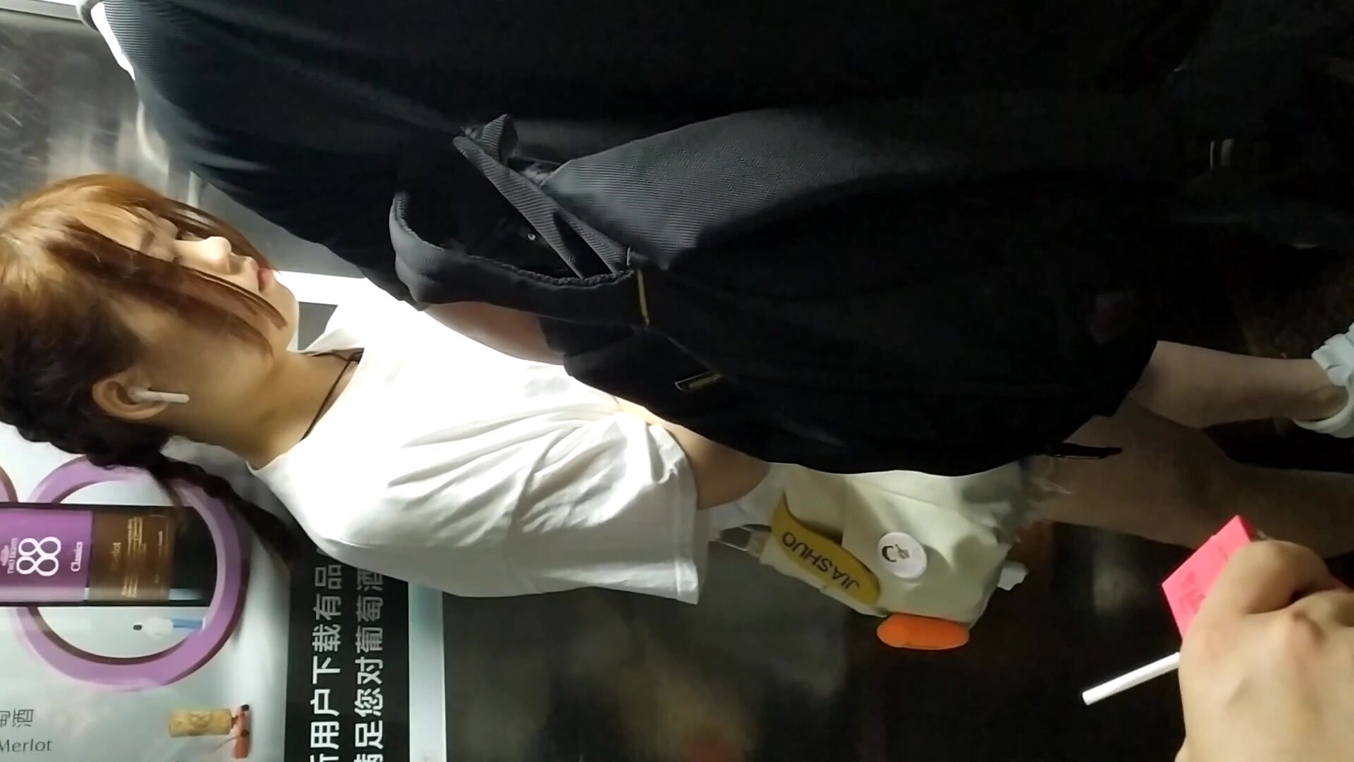 科技園女廁脫光下半身聞內褲小騷妹 從後面看飽滿的嫩穴真像菠蘿 2