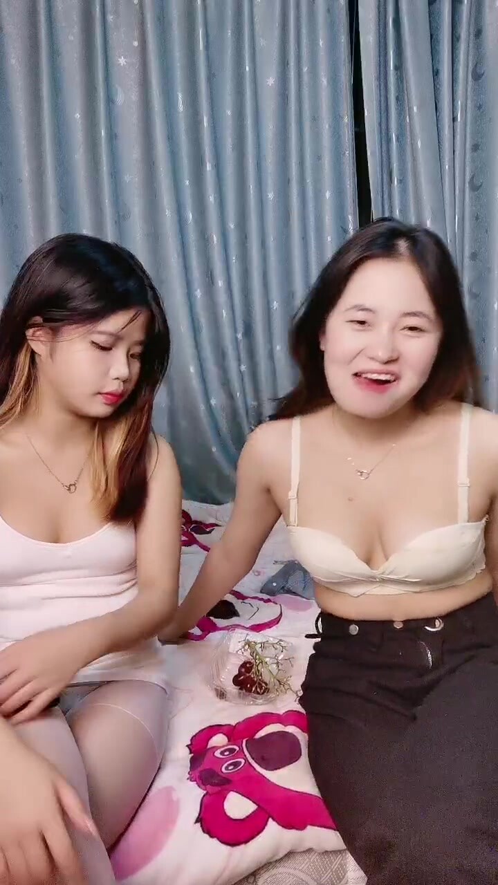 00後嫩妹雙飛名場面！一個甜美一個可愛！雙女輪流舔屌，一起翹屁股求操，騎乘姿勢爆操美穴