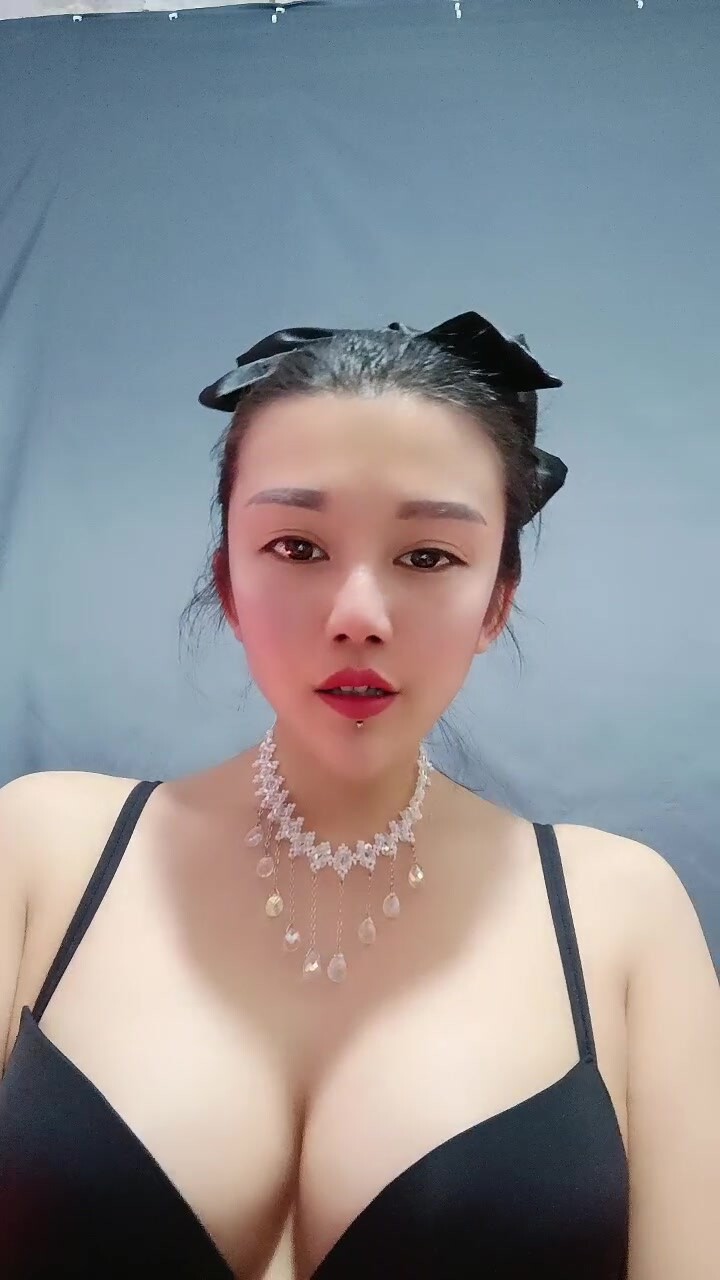 The good value of the butterfly force sexy female model passionate show live, the whole face rubbing milk to play pussy, the camera to open the pussy to the wolf friend to see close-up, sexy and exciting!