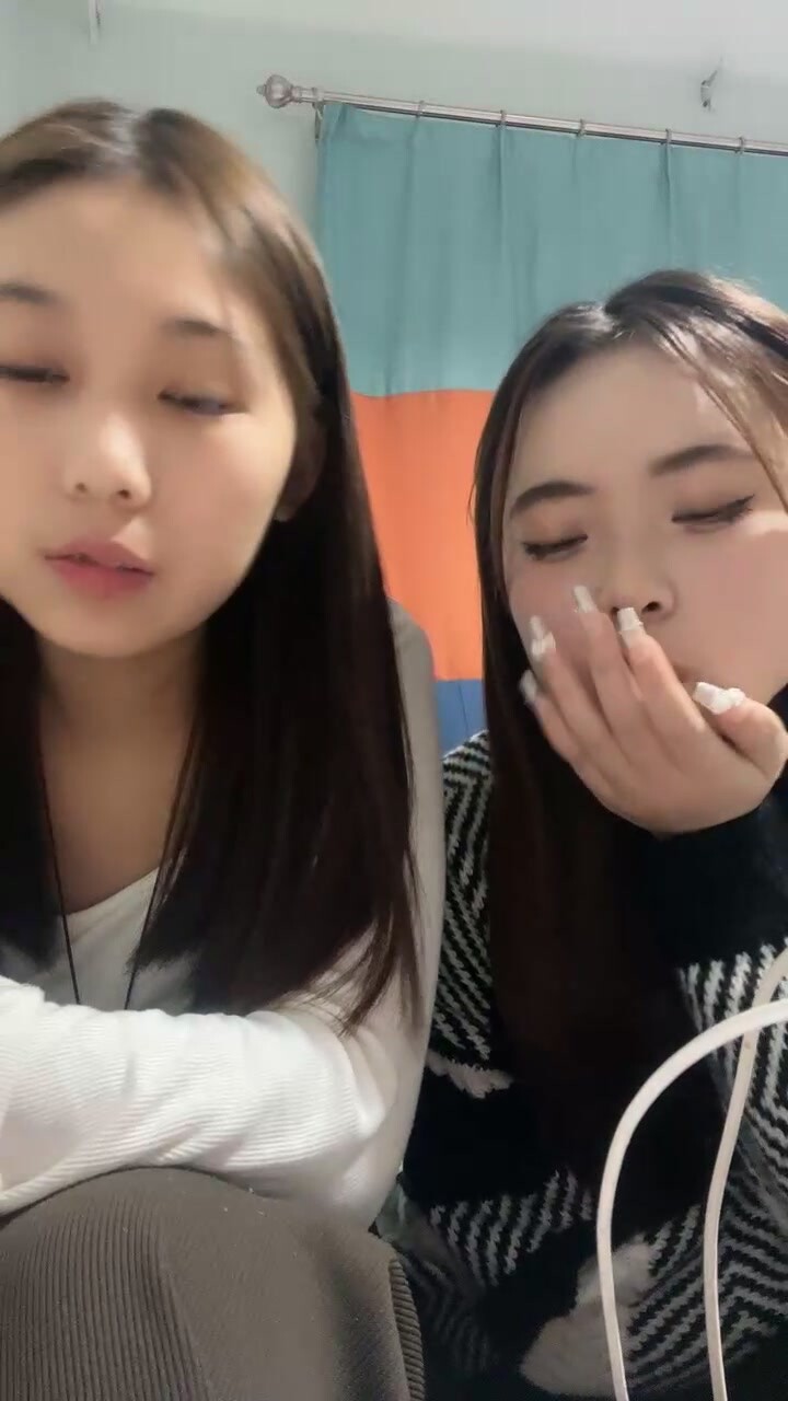 兩個00後美少女！活力十足一起跳舞！脫光光扭腰擺臀，翹起屁股特寫，多毛騷穴挺肥，極度誘惑