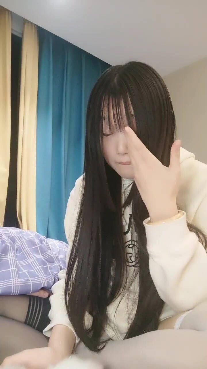 一臉呆萌嫩嫩小姑娘！黑色白絲襪笑起來甜美！給炮友足交主動騎乘位，深插小穴叫的大聲，後入大肥臀