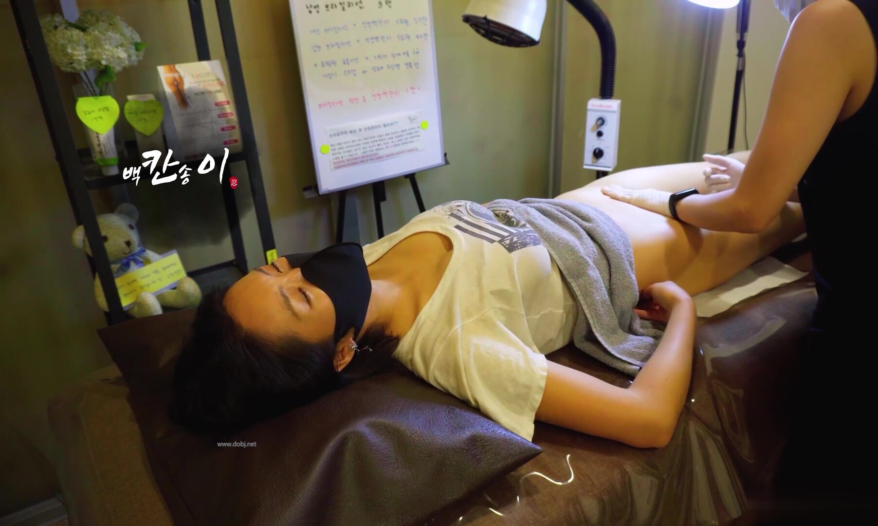 Beauty salon secretly photographed young beauty to do pussy hair removal surgery, female technician to the labia painted wax pain sister wailed
