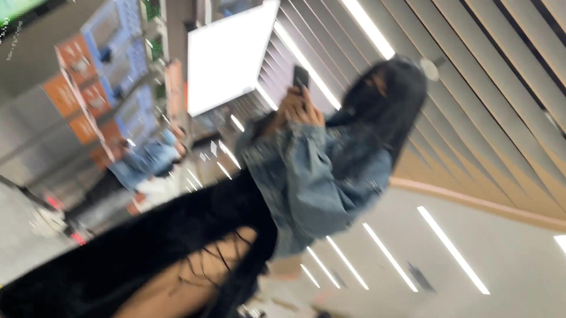 신은 미녀를 미행하여 치마 아래 미녀를 몰래 촬영 극한의 오픈 포크 청삼 미녀 괴롭힘 상품 심장을 통해 거리에서 진공 청소기 CD 흰색 치마 미스 레이스 속옷과 팬티