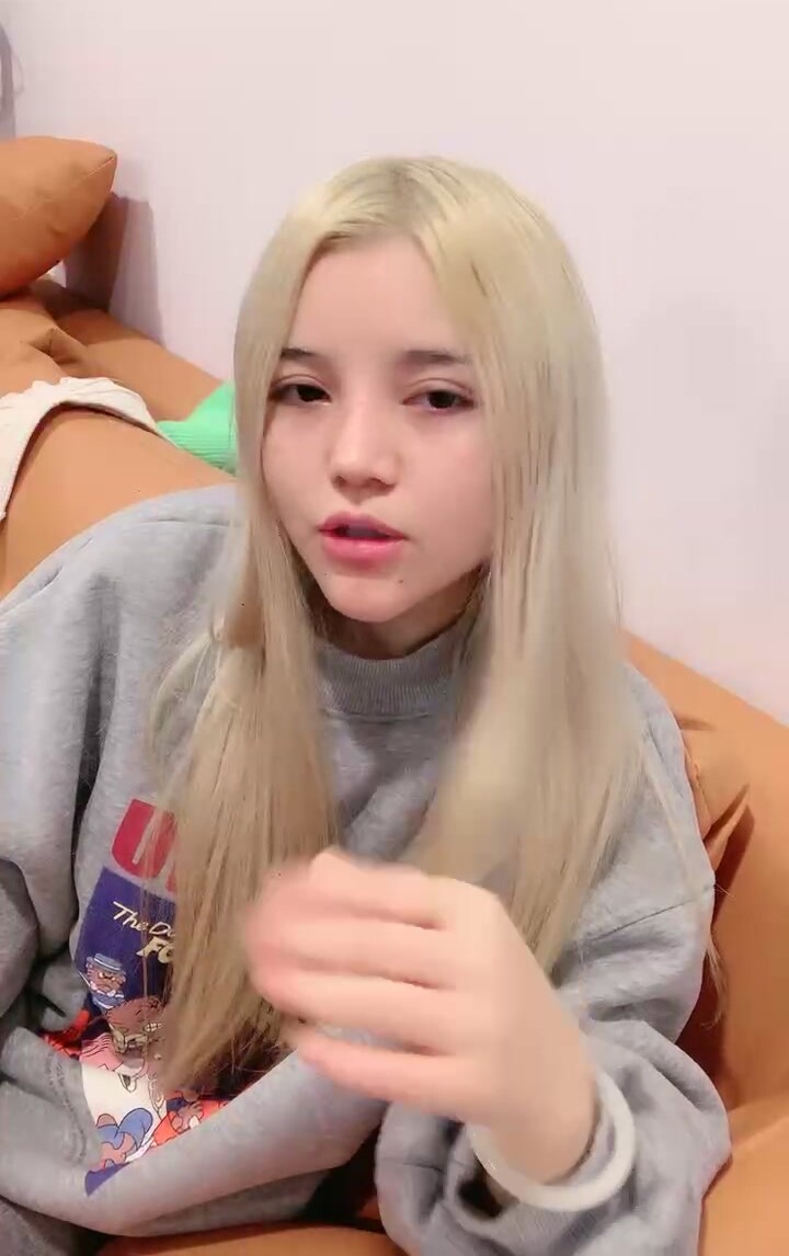 無毛逼黃毛小妹性感紋身露臉跟小哥激情啪啪直播給狼友看，口交大雞巴激情上位讓小哥吃奶子，抽著煙享受抽插