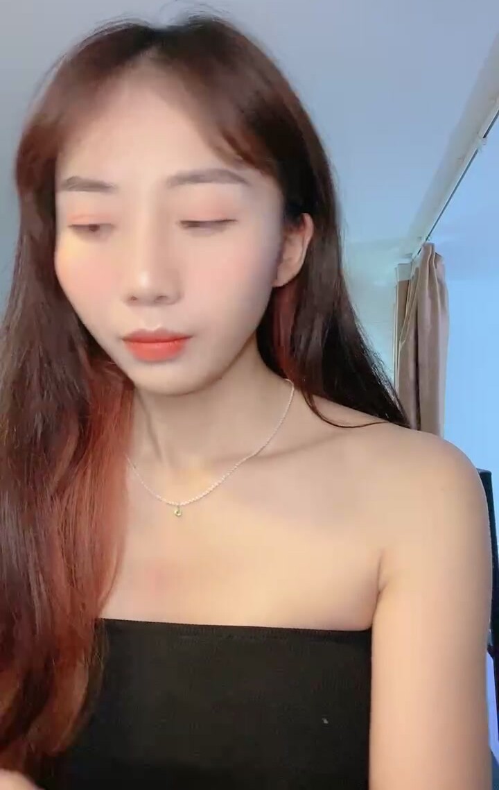 9分顏值女神！好久沒播歸來！口活一流舔屌毒龍鑽，主動騎乘很是享受，邊操邊舌吻好騷