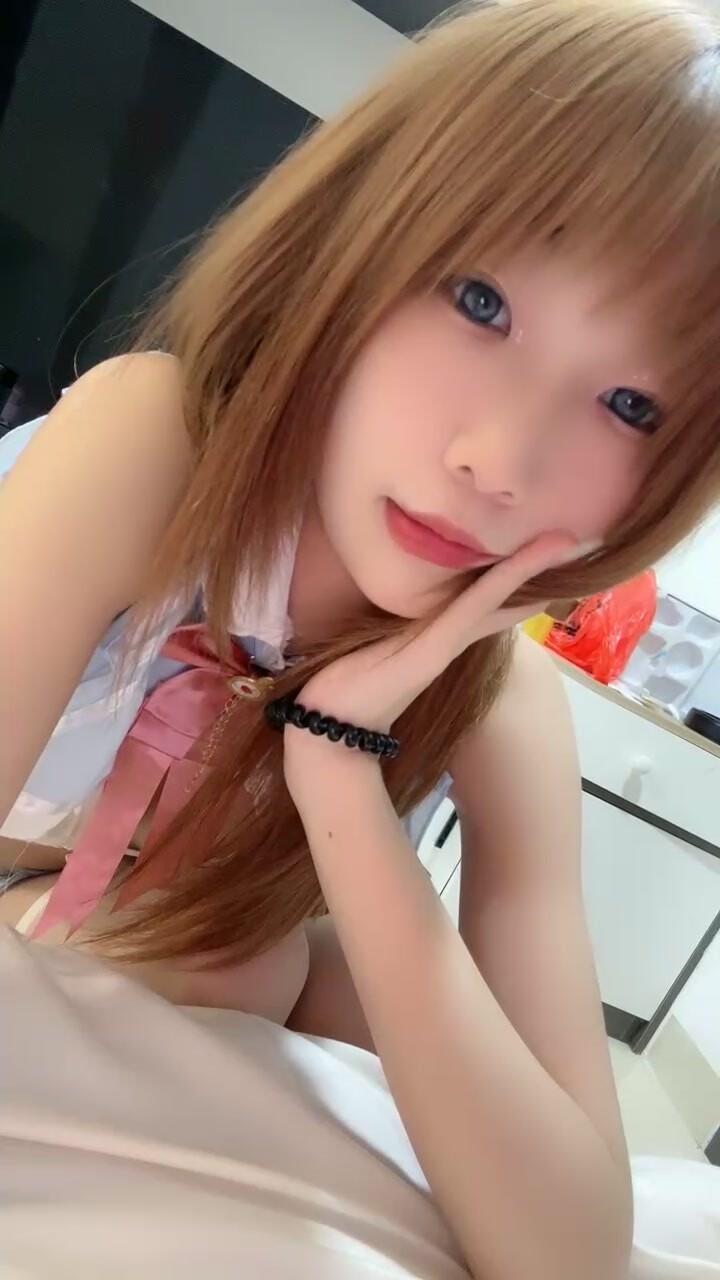 情趣裝呆萌美少女！鏡子前展示！嬌小身材貧乳，美臀肥穴翹起，自摸扭腰擺臀，極度性感