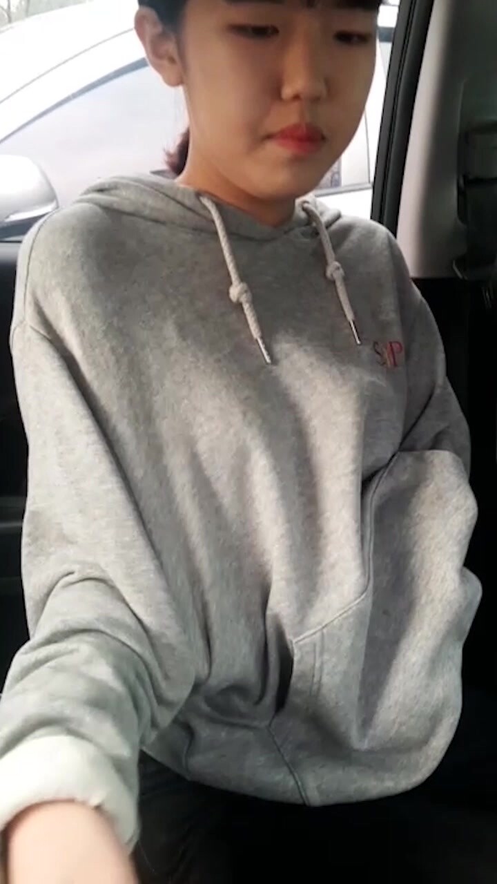 Unable to repay the campus loan, the female student was forced to strip naked and play with her private parts by debt collectors in a car date.