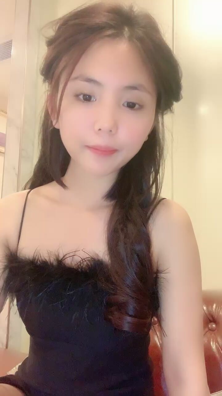 Quiet and pretty girl! She's so petite, she's very hard to fuck! Sitting on her body and deep-throating, laying on the sofa for output, holding her waist and entering her back to fuck her!