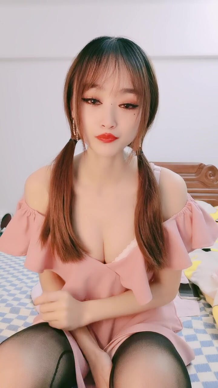 Double ponytails and flaming red lips! The girl with the firm breasts! Black silk legs, beautiful ass, first angle thrusting, big cock back into the explosion of fuck!