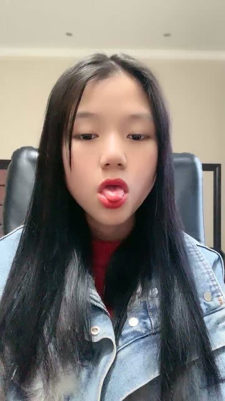 00後無敵呆萌妹妹！一線天饅頭美穴！小舌頭舔炮友大屌，雙指扣穴自慰，懟著嫩穴猛操