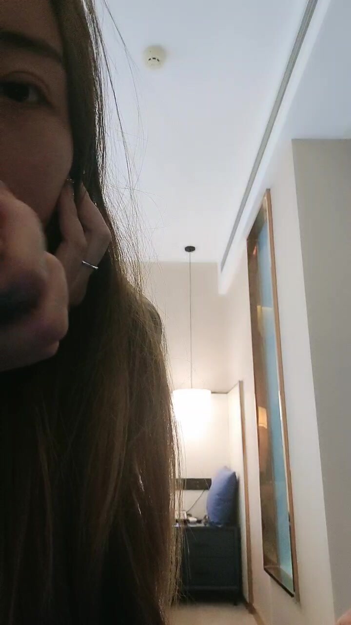 風騷姐妹花露臉伺候小哥哥玩雙飛，互動狼友撩騷給小哥喂著奶子享受騷逼的口交服務，各種抽插激情上位干射了