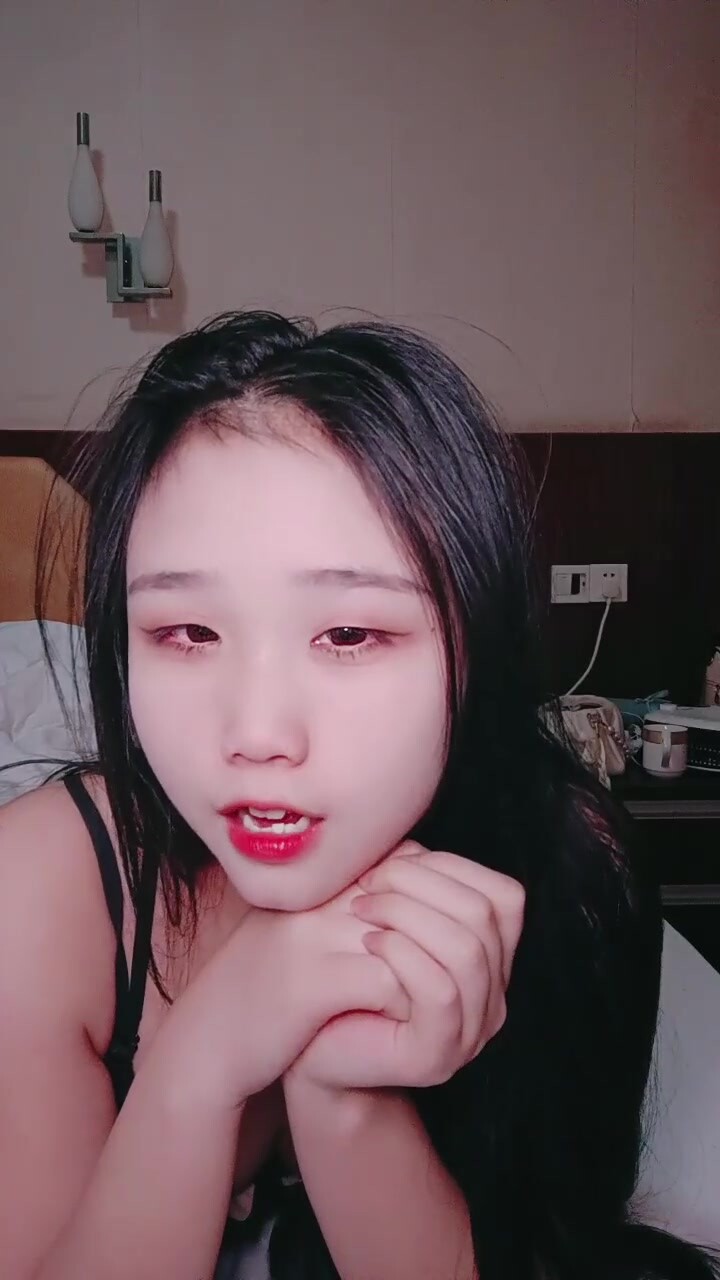 說話嗲嗲嫩妹妹！炮友激情操逼！妹子口活還不錯，主動騎乘位深插，爆操白嫩美臀