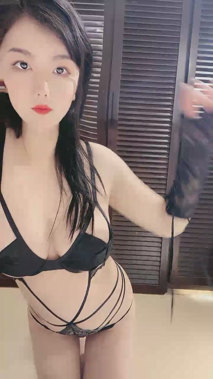 Newcomer to the sea! Big tits internet goddess! Sexy lingerie, fat ass begging to be fucked, riding position fucking hairy pussy, fucking tits shaking!