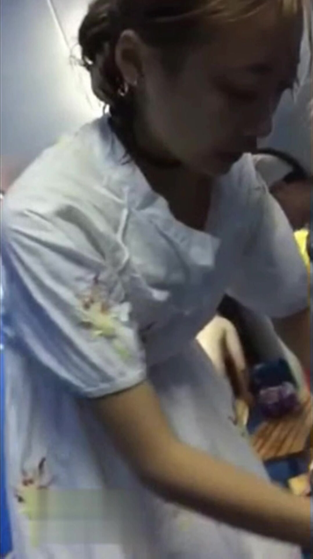 女人坑女人系列！無良女溫泉大眾澡堂子暗藏袖珍攝像機偸拍內部春色+曝光閨蜜不雅視頻+偸窺女租客洗澡 (8)