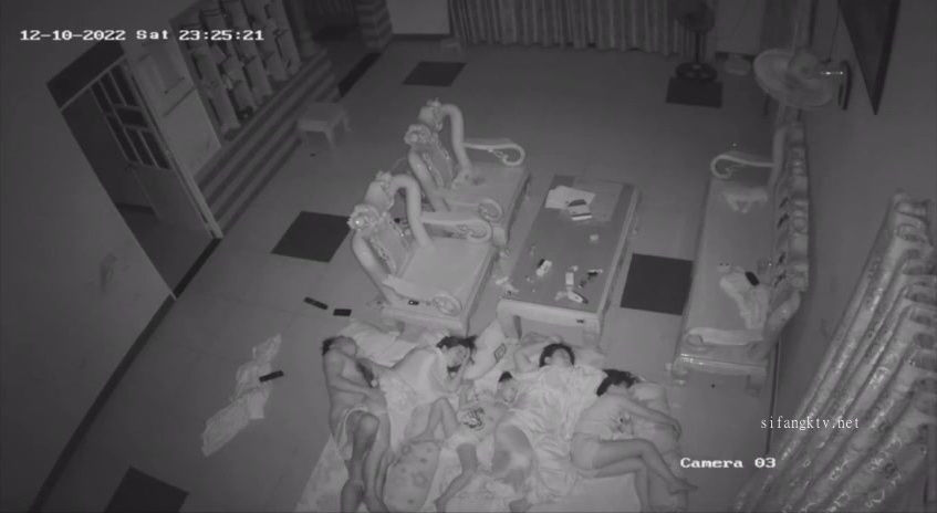 Penggodam terbaharu 2023 yang bocor memecahkan kamera rumah dan merakam seks secara rahsia, seorang lelaki muda meniduri kemaluan isterinya sambil berdiri tanpa kondom, dan air mani mengalir ke seluruh lantai (2)